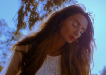 Η Cilia Κatrali κάνει «πατίνια στο φεγγάρι»