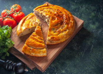 Κλασική συνταγή για πεντανόστιμη κοτόπιτα