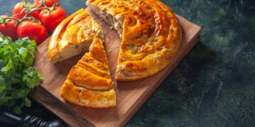 Κλασική συνταγή για πεντανόστιμη κοτόπιτα