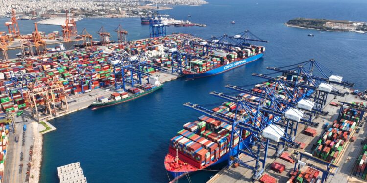 Αυξήθηκε η διακίνηση της Cosco από Πειραιά