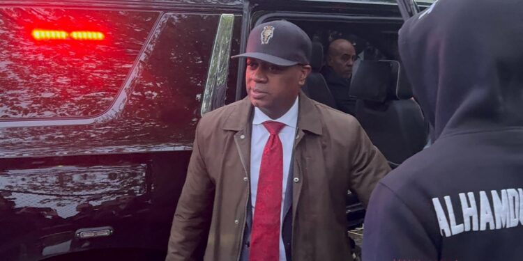 ΗΠΑ: Καρέ καρέ η στιγμή της σύλληψης του δημάρχου του Νιούαρκ έξω από κτίριο κράτησης μεταναστών – «Δεν έκανα τίποτα κακό»