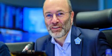 Ο Βαυαρός που ρίχνει τα «τείχη» με την άκρα δεξιά