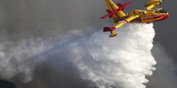 Οργανώνει ομάδες πυρόσβεσης και στόλο αεροσκαφών για χώρες, όπως η Ελλάδα, που αντιμετωπίζουν φωτιές το καλοκαίρι
