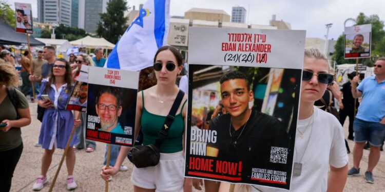 Χαμάς: Ανακοίνωσε ότι απελευθέρωσε τον όμηρο Εντάν Αλεξάντερ