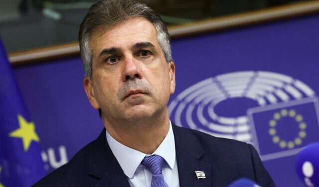 Καταγγέλλει «εξωτερικές πιέσεις», μετά την αναστολή των διαπραγματεύσεων από το Λονδίνο