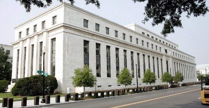 Η Ομοσπονδιακή Τράπεζα των ΗΠΑ διατήρησε αμετάβλητα τα επιτόκια