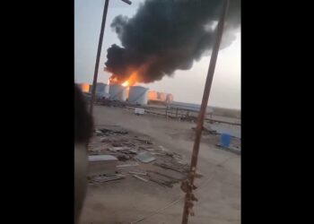 Στις φλόγες εγκατάσταση αποθήκευσης καυσίμων έπειτα από επιδρομή drones των παραστρατιωτικών