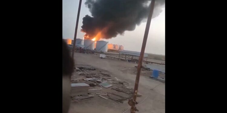 Στις φλόγες εγκατάσταση αποθήκευσης καυσίμων έπειτα από επιδρομή drones των παραστρατιωτικών