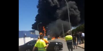 Συναγερμός στη Σεβίλλη: Φωτιά σε αποθήκη φύλαξης χημικών προϊόντων – 80 χιλιάδες άνθρωποι κλήθηκαν να παραμείνουν σπίτια τους