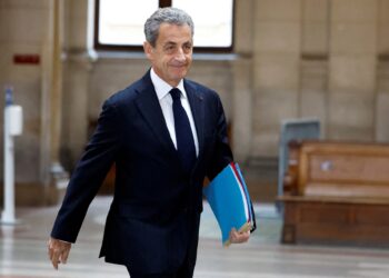 Ο Σαρκοζί έβγαλε το «βραχιολάκι»