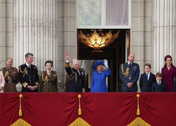 Σύσσωμη η βασιλική οικογένεια στο μπαλκόνι του Μπάκιγκχαμ για την 80ή επέτειο της Ημέρας της Νίκης