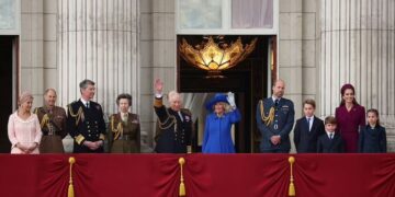 Σύσσωμη η βασιλική οικογένεια στο μπαλκόνι του Μπάκιγκχαμ για την 80ή επέτειο της Ημέρας της Νίκης