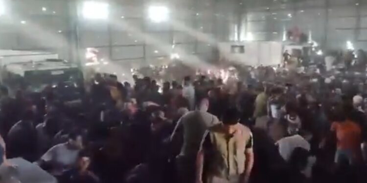 Γάζα: Χιλιάδες Παλαιστίνιοι λεηλάτησαν αποθήκη τροφίμων – Αναφορές για τουλάχιστον δύο νεκρούς