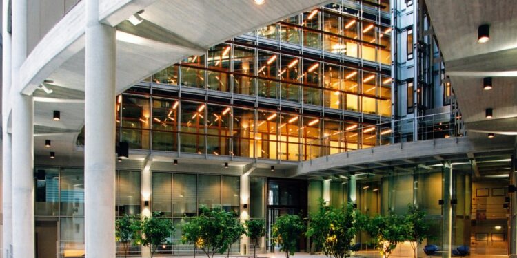 Γιατί βλέπει περιθώριο +53% για τη μετοχή της ΓΕΚ ΤΕΡΝΑ