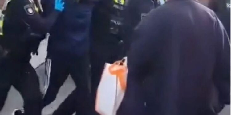 «Σαφείς ενδείξεις ψυχικής νόσου» παρουσιάζει η ύποπτη για την επίθεση στο Αμβούργο, λέει η αστυνομία