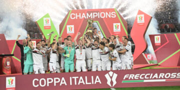 Μπολόνια 0-1: Έγραψαν ιστορία οι «Ροσομπλού» που στέφθηκαν κυπελλούχοι Ιταλίας ύστερα από 51 χρόνια