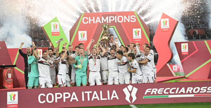 Μπολόνια 0-1: Έγραψαν ιστορία οι «Ροσομπλού» που στέφθηκαν κυπελλούχοι Ιταλίας ύστερα από 51 χρόνια