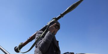 Οι Χούθι απειλούν το Ισραήλ με «ναυτικό αποκλεισμό» του λιμανιού της Χάιφας