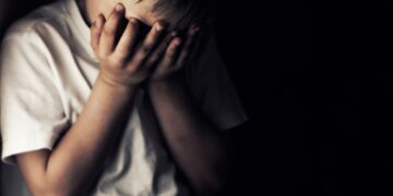 Λάρισα: Τρεις οι κατηγορούμενοι για τα σημάδια από καψίματα στα δύο αδελφάκια