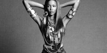 Ναόμι Κάμπελ: Η Βρετανή καλλονή έγινε 55