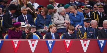 Βρετανία: Ο πρίγκιπας Λούις και η Κέιτ Μίντλετον έκλεψαν την παράσταση στις γιορτές για το τέλος του Β’ Παγκοσμίου Πολέμου