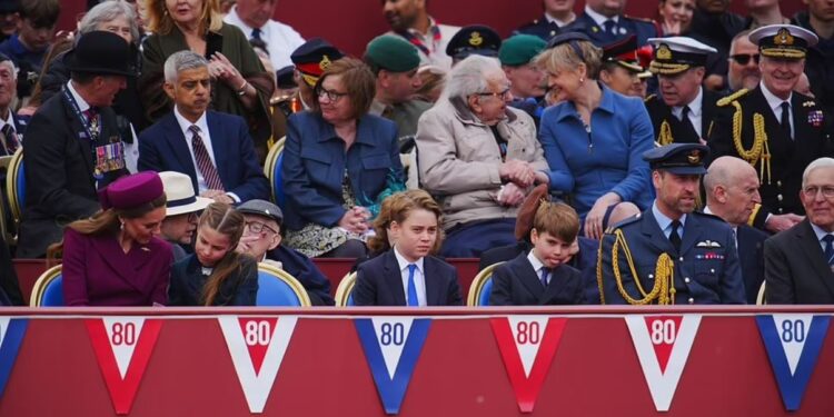Βρετανία: Ο πρίγκιπας Λούις και η Κέιτ Μίντλετον έκλεψαν την παράσταση στις γιορτές για το τέλος του Β’ Παγκοσμίου Πολέμου