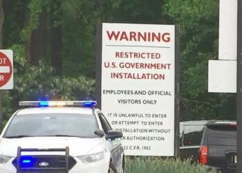 Μια γυναίκα, πιθανόν υπό την επήρεια αλκοόλ, συνελήφθη έξω από τα κεντρικά της CIA στο Λάνγκλεϊ