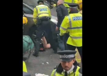 Λίβερπουλ: Καρέ καρέ οι προσπάθειες διασωστών να απεγκλωβίσουν οπαδό από τις ρόδες του αυτοκινήτου