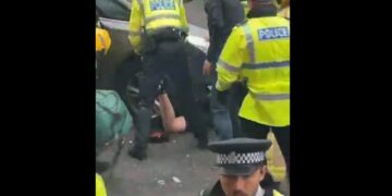 Λίβερπουλ: Καρέ καρέ οι προσπάθειες διασωστών να απεγκλωβίσουν οπαδό από τις ρόδες του αυτοκινήτου