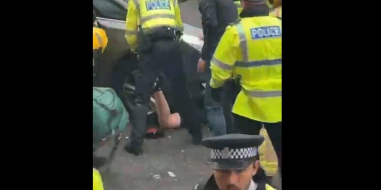 Λίβερπουλ: Καρέ καρέ οι προσπάθειες διασωστών να απεγκλωβίσουν οπαδό από τις ρόδες του αυτοκινήτου