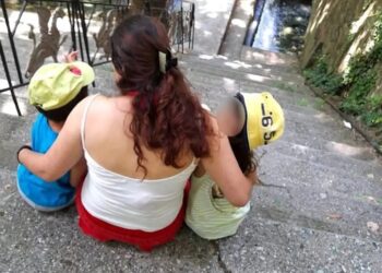 Παραδόθηκε ο σύντροφος της μητέρας που κατηγορείται για την κακοποίηση των δύο παιδιών