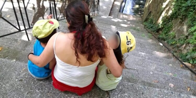 Παραδόθηκε ο σύντροφος της μητέρας που κατηγορείται για την κακοποίηση των δύο παιδιών