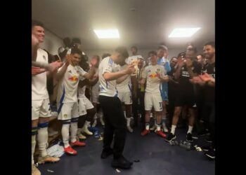 Λιντς: Στην Premier League με… «ώπα» – Κατέκτησε τον τίτλο της Championship και το πανηγύρισε με… συρτάκι