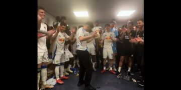 Λιντς: Στην Premier League με… «ώπα» – Κατέκτησε τον τίτλο της Championship και το πανηγύρισε με… συρτάκι