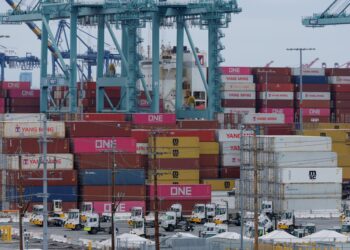 Οι πρώτες «καραβιές» με πασίγνωστα προϊόντα, φορολογημένα κατά 145%, στα λιμάνια