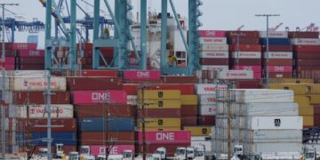 Οι πρώτες «καραβιές» με πασίγνωστα προϊόντα, φορολογημένα κατά 145%, στα λιμάνια