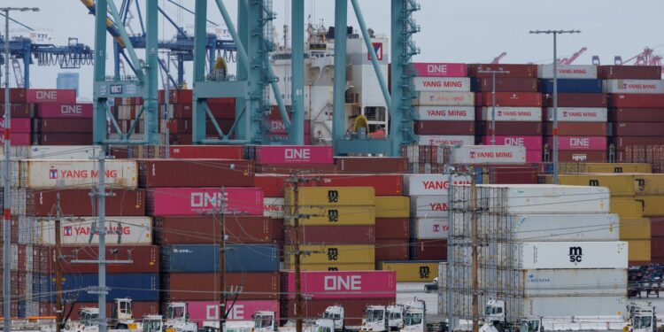 Οι πρώτες «καραβιές» με πασίγνωστα προϊόντα, φορολογημένα κατά 145%, στα λιμάνια