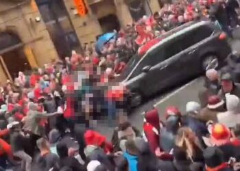 Απαγγέλθηκαν κατηγορίες στον οδηγό που έπεσε πάνω στο πλήθος στο Λίβερπουλ