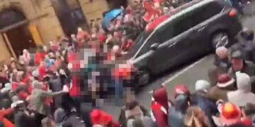 Απαγγέλθηκαν κατηγορίες στον οδηγό που έπεσε πάνω στο πλήθος στο Λίβερπουλ