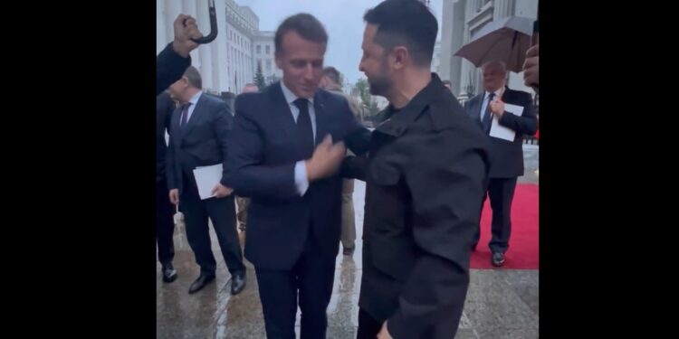 Εμανουέλ Μακρόν: Η ανάρτηση συμπαράστασης στον Ζελένσκι – «Βασίσου σε μας, φίλε μου»