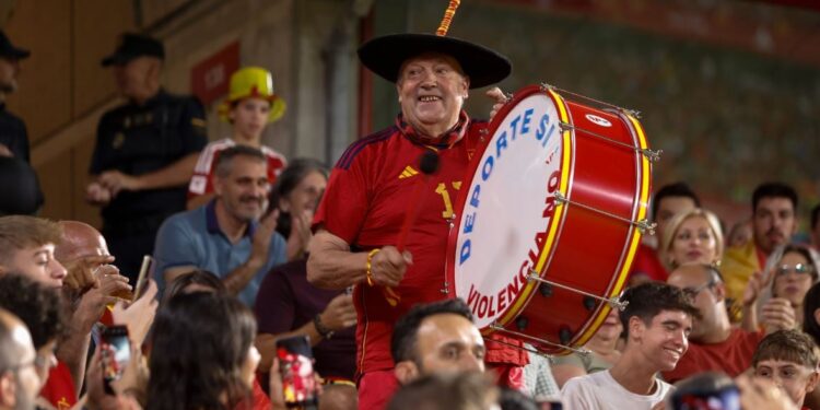 Πέθανε ο εμβληματικός οπαδός «Μανόλο» που συνδέθηκε άρρηκτα με την εθνική ομάδα της χώρας