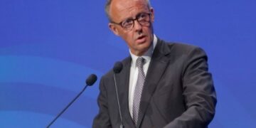 «Αλλαγή πολιτικής» και «ευημερία για όλους» υποσχέθηκε ο καγκελάριος Μερτς στην πρώτη ομιλία του στην Bundestag