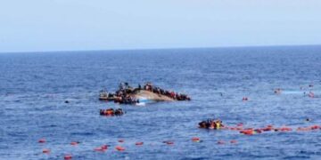 Σπαρακτικές στιγμές στην κηδεία επτά μεταναστών που έχασαν τη ζωή τους λίγα μέτρα από τις ακτές των Κανάριων Νήσων