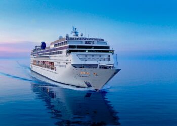 Επιμένει επενδυτικά στην ελληνική κρουαζιέρα και στους λιμένες