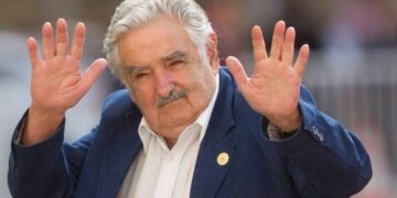 Πλήθος κόσμου αποχαιρετά με δάκρυα στα μάτια τον πρώην πρόεδρο Μουχίκα
