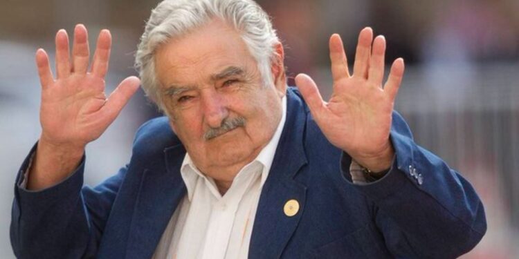 Πλήθος κόσμου αποχαιρετά με δάκρυα στα μάτια τον πρώην πρόεδρο Μουχίκα