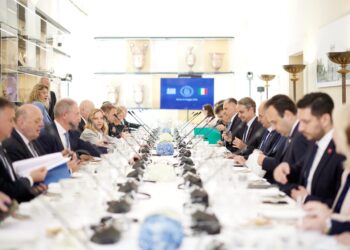 Συνάντηση Μητσοτάκη – Μελόνι: Ιταλικές επενδύσεις 360 εκατ. ευρώ στην Hellenic Train για νέα τρένα