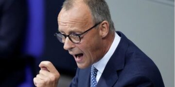 Μερτς: Ανακοίνωσε «νέας μορφής» στρατιωτική