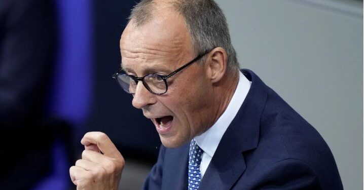 Μερτς: Ανακοίνωσε «νέας μορφής» στρατιωτική