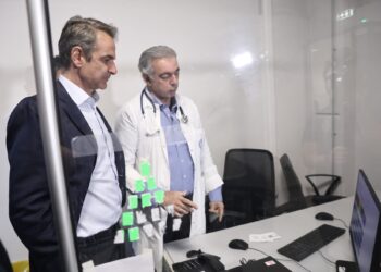 Επίσκεψη Μητσοτάκη στον Ευαγγελισμό για την εφαρμογή της πιλοτικής δράσης ιχνηλάτησης περιστατικών στα επέιγοντα